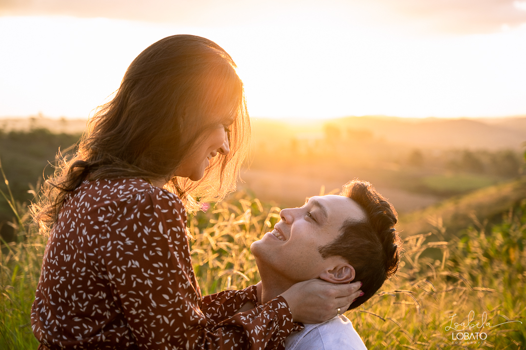 ensaio-fotografico-de-pet-ensaio-casal-com-pet-ensaio-por-do-sol-ensaio-casal-no-campo-fotos-na-porteira-dog-photgraphy-luz-de-ouro-entardecer-fotografa-de-casaç-barbacena-isabela-lobato-fotografia