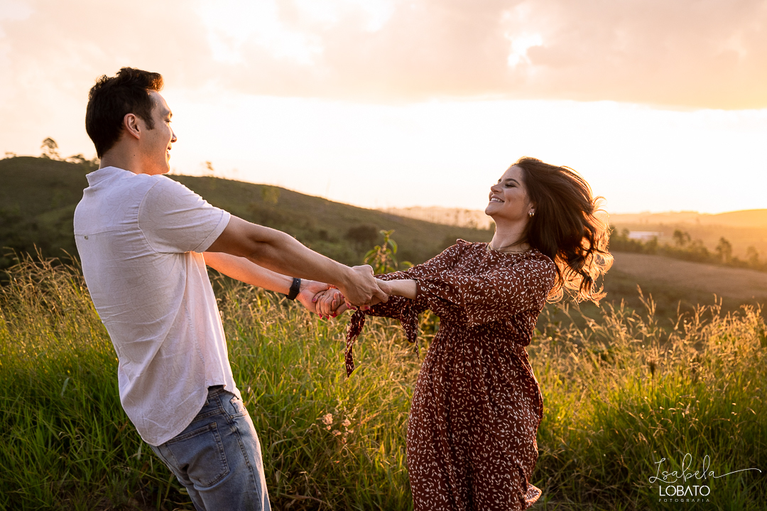 ensaio-fotografico-de-pet-ensaio-casal-com-pet-ensaio-por-do-sol-ensaio-casal-no-campo-fotos-na-porteira-dog-photgraphy-luz-de-ouro-entardecer-fotografa-de-casaç-barbacena-isabela-lobato-fotografia