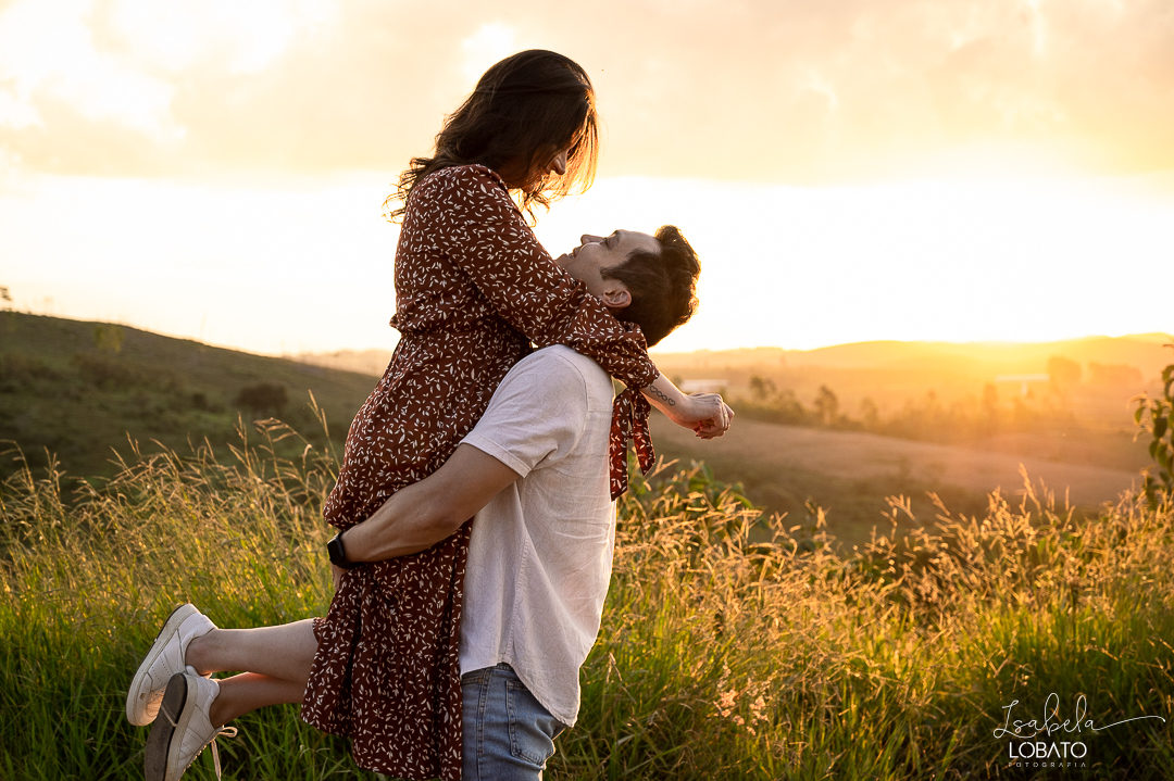 ensaio-fotografico-de-pet-ensaio-casal-com-pet-ensaio-por-do-sol-ensaio-casal-no-campo-fotos-na-porteira-dog-photgraphy-luz-de-ouro-entardecer-fotografa-de-casaç-barbacena-isabela-lobato-fotografia