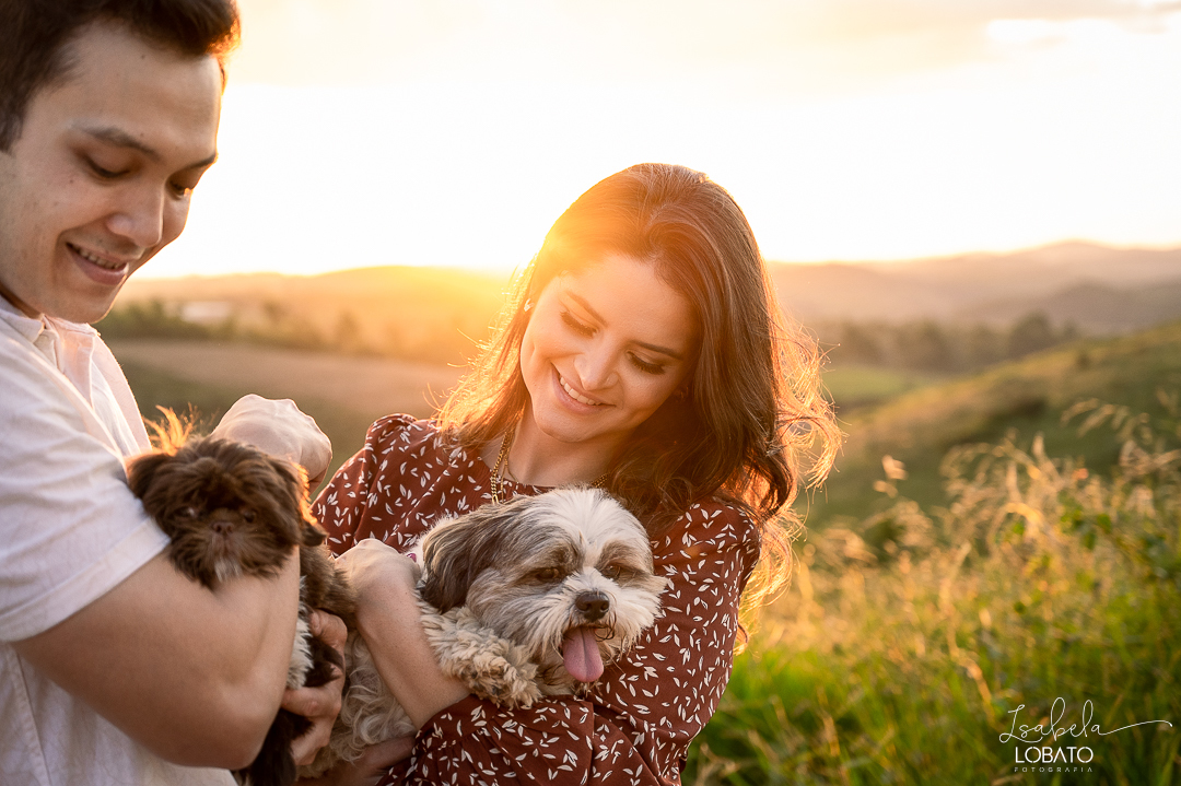 ensaio-fotografico-de-pet-ensaio-casal-com-pet-ensaio-por-do-sol-ensaio-casal-no-campo-fotos-na-porteira-dog-photgraphy-luz-de-ouro-entardecer-fotografa-de-casaç-barbacena-isabela-lobato-fotografia