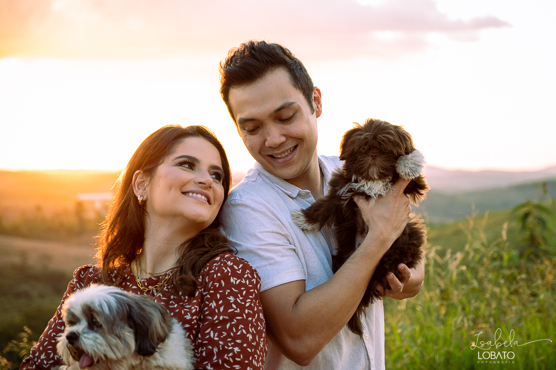 ensaio-fotografico-de-pet-ensaio-casal-com-pet-ensaio-por-do-sol-ensaio-casal-no-campo-fotos-na-porteira-dog-photgraphy-luz-de-ouro-entardecer-fotografa-de-casaç-barbacena-isabela-lobato-fotografia