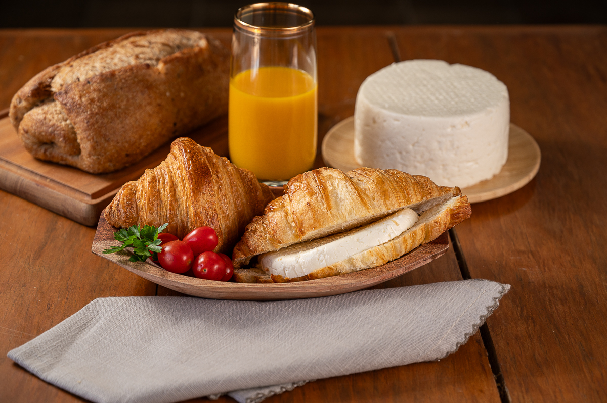 laticinio-sol-brilhante-laticinios-em-mg-queijo-minas-frescal-queijo-fresco-caipira-manteiga-de-qualidade-requeijao-queijo-qualho-geleia-de-pimenta-com-queijo-melhor-queijo-minas-frescal-cafe-da-tarde-cafe-colonial-queijo-com-goiabada-doce-de-leite-queijo