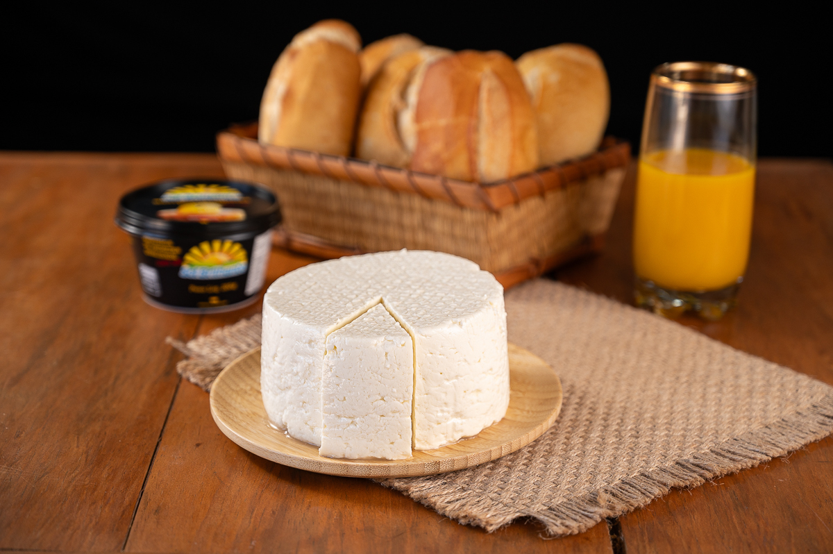 laticinio-sol-brilhante-laticinios-em-mg-queijo-minas-frescal-queijo-fresco-caipira-manteiga-de-qualidade-requeijao-queijo-qualho-geleia-de-pimenta-com-queijo-melhor-queijo-minas-frescal-cafe-da-tarde-cafe-colonial-queijo-com-goiabada-doce-de-leite-queijo