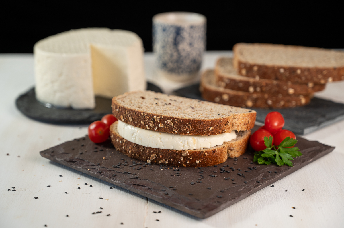 laticinio-sol-brilhante-laticinios-em-mg-queijo-minas-frescal-queijo-fresco-caipira-manteiga-de-qualidade-requeijao-queijo-qualho-geleia-de-pimenta-com-queijo-melhor-queijo-minas-frescal-cafe-da-tarde-cafe-colonial-queijo-com-goiabada-doce-de-leite-queijo