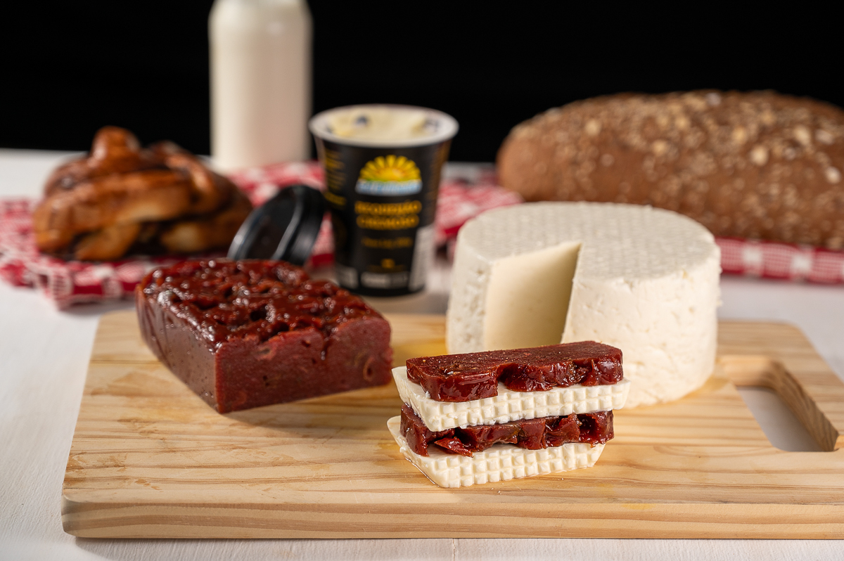 laticinio-sol-brilhante-laticinios-em-mg-queijo-minas-frescal-queijo-fresco-caipira-manteiga-de-qualidade-requeijao-queijo-qualho-geleia-de-pimenta-com-queijo-melhor-queijo-minas-frescal-cafe-da-tarde-cafe-colonial-queijo-com-goiabada-doce-de-leite-queijo