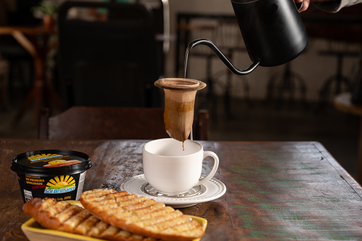 laticinio-sol-brilhante-laticinios-em-mg-queijo-minas-frescal-queijo-fresco-caipira-manteiga-de-qualidade-requeijao-queijo-qualho-geleia-de-pimenta-com-queijo-melhor-queijo-minas-frescal-cafe-da-tarde-cafe-colonial-queijo-com-goiabada-doce-de-leite-queijo