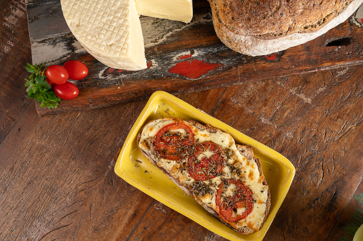 laticinio-sol-brilhante-laticinios-em-mg-queijo-minas-frescal-queijo-fresco-caipira-manteiga-de-qualidade-requeijao-queijo-qualho-geleia-de-pimenta-com-queijo-melhor-queijo-minas-frescal-cafe-da-tarde-cafe-colonial-queijo-com-goiabada-doce-de-leite-queijo