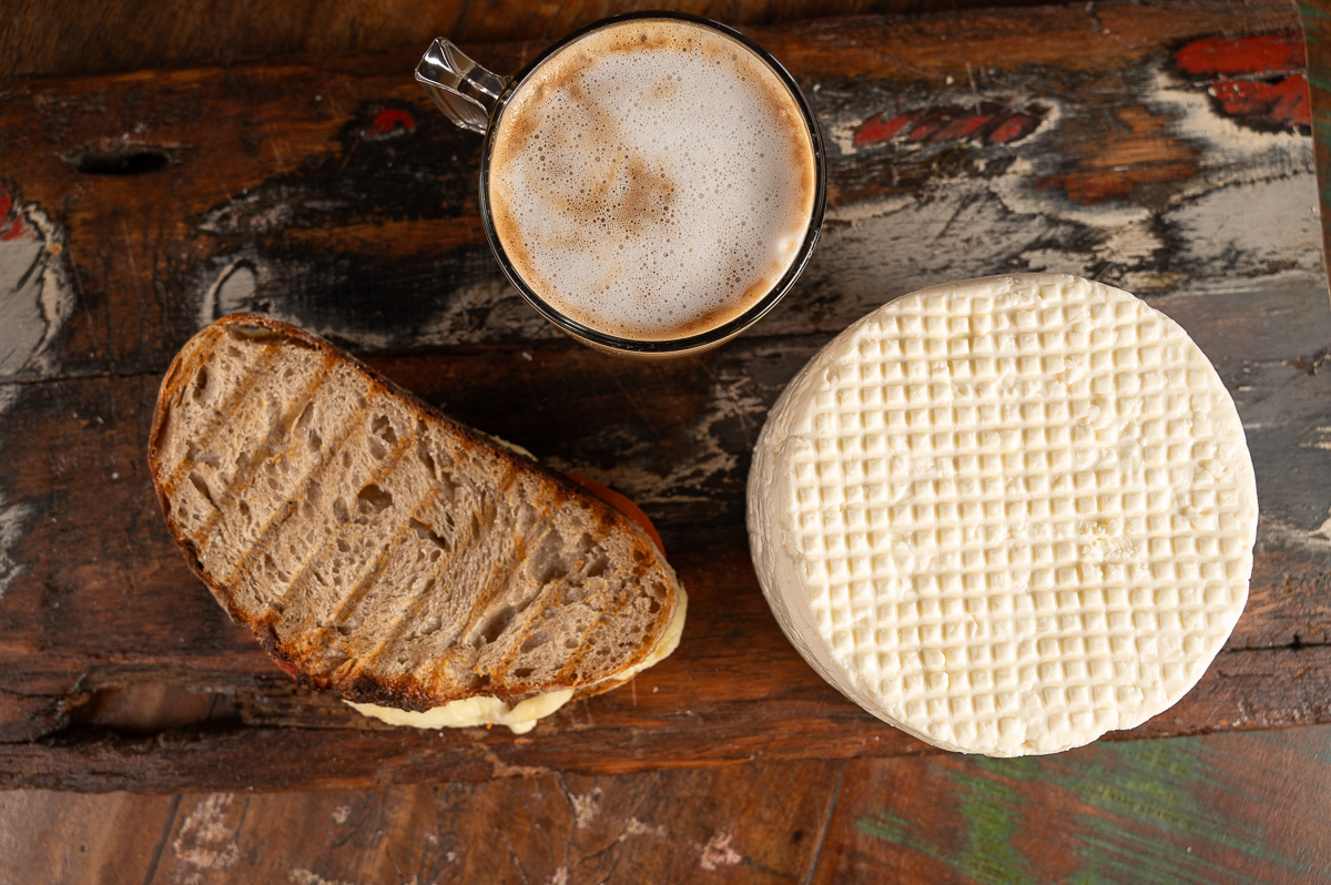 laticinio-sol-brilhante-laticinios-em-mg-queijo-minas-frescal-queijo-fresco-caipira-manteiga-de-qualidade-requeijao-queijo-qualho-geleia-de-pimenta-com-queijo-melhor-queijo-minas-frescal-cafe-da-tarde-cafe-colonial-queijo-com-goiabada-doce-de-leite-queijo