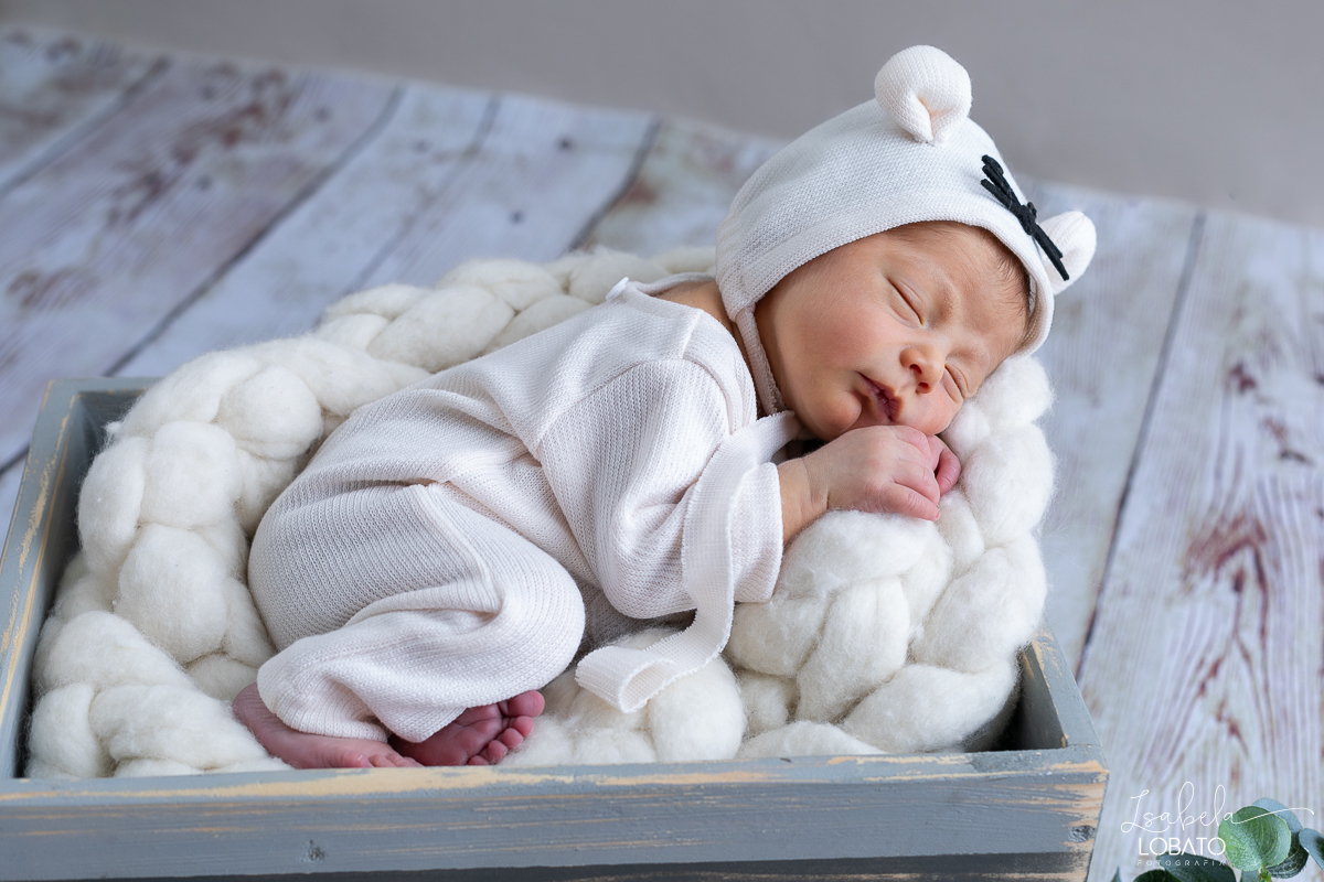 ensaio-fotografico-de-recem-nascido-fotograria-newborn-fotografa-de-recem-nascido-em-barbacena-melhor-fotografo-infantil-em-barbacena-estudio-fotografico-isabela-lobato-fotografos-em-barbacena-mg