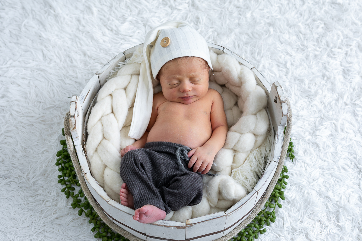 ensaio-fotografico-de-recem-nascido-fotograria-newborn-fotografa-de-recem-nascido-em-barbacena-melhor-fotografo-infantil-em-barbacena-estudio-fotografico-isabela-lobato-fotografos-em-barbacena-mg