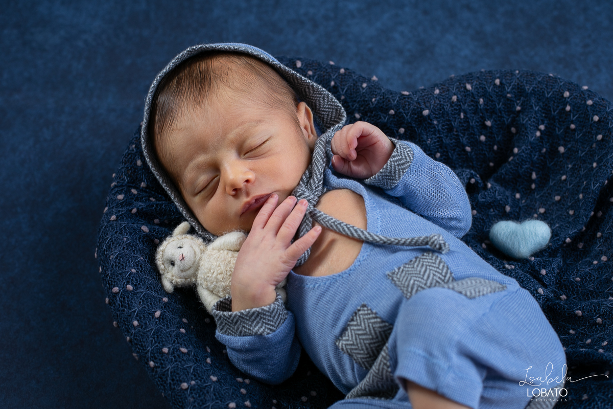 ensaio-fotografico-de-recem-nascido-fotograria-newborn-fotografa-de-recem-nascido-em-barbacena-melhor-fotografo-infantil-em-barbacena-estudio-fotografico-isabela-lobato-fotografos-em-barbacena-mg