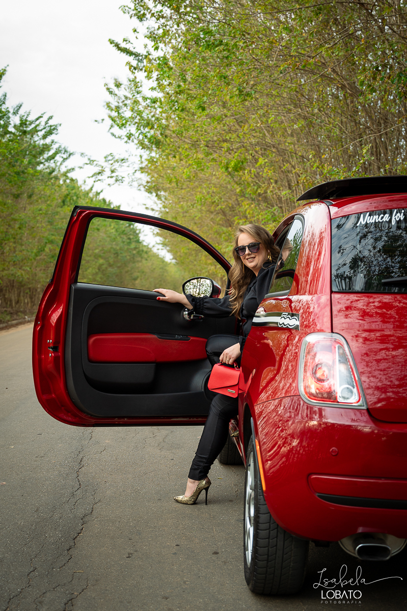 ensaio-fotografico-30-anos-ensaio-fotografico-feminino-em-carro-ensaio-fotografico-no-carro-fiat-500-vermelho-fotos-no-carro-fiat-500-ensaio-feminino-externo-fiat-500-fotos-vela-faisca-ensaio-de-30-anos-fotografa-barbacena-isabela-lobato-fotografia