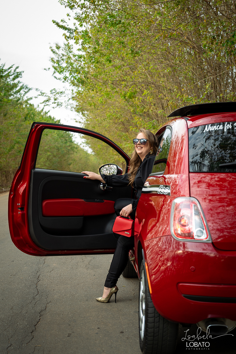 ensaio-fotografico-30-anos-ensaio-fotografico-feminino-em-carro-ensaio-fotografico-no-carro-fiat-500-vermelho-fotos-no-carro-fiat-500-ensaio-feminino-externo-fiat-500-fotos-vela-faisca-ensaio-de-30-anos-fotografa-barbacena-isabela-lobato-fotografia