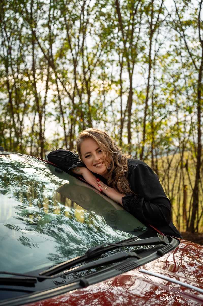 ensaio-fotografico-30-anos-ensaio-fotografico-feminino-em-carro-ensaio-fotografico-no-carro-fiat-500-vermelho-fotos-no-carro-fiat-500-ensaio-feminino-externo-fiat-500-fotos-vela-faisca-ensaio-de-30-anos-fotografa-barbacena-isabela-lobato-fotografia