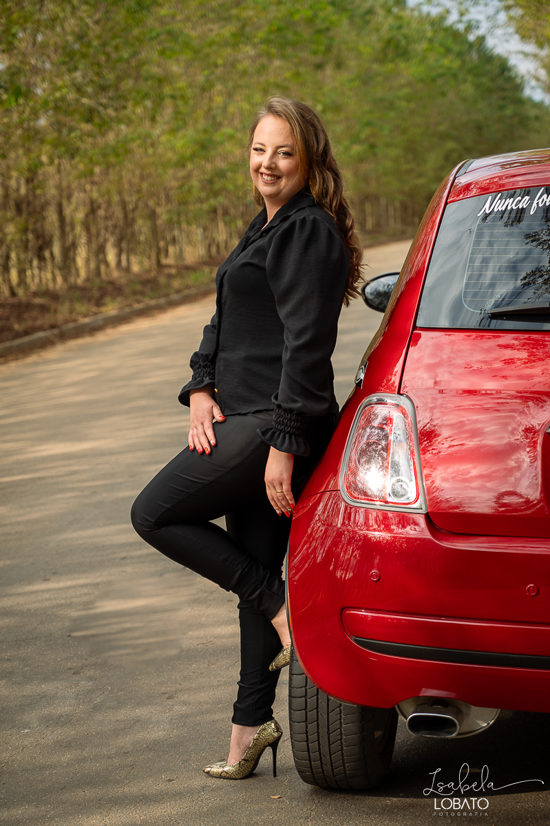 ensaio-fotografico-30-anos-ensaio-fotografico-feminino-em-carro-ensaio-fotografico-no-carro-fiat-500-vermelho-fotos-no-carro-fiat-500-ensaio-feminino-externo-fiat-500-fotos-vela-faisca-ensaio-de-30-anos-fotografa-barbacena-isabela-lobato-fotografia