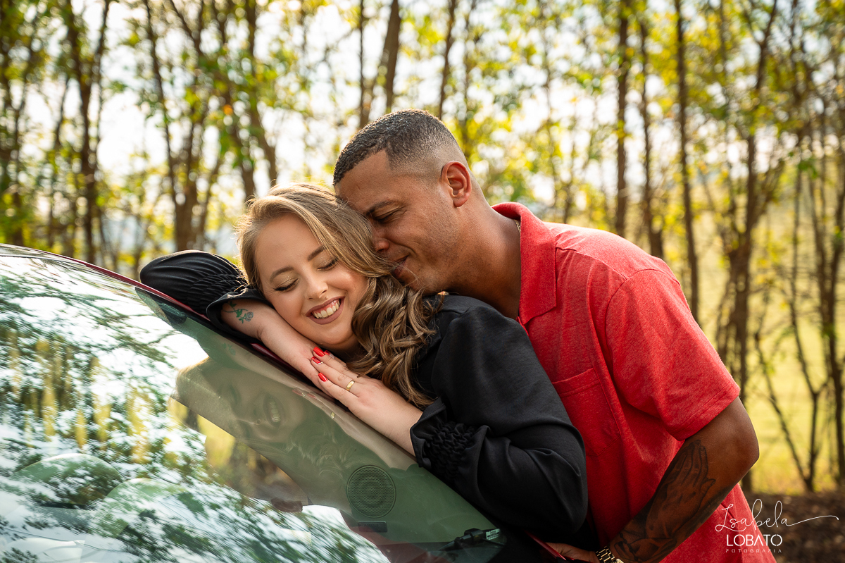 ensaio-fotografico-30-anos-ensaio-fotografico-feminino-em-carro-ensaio-fotografico-no-carro-fiat-500-vermelho-fotos-no-carro-fiat-500-ensaio-feminino-externo-fiat-500-fotos-vela-faisca-ensaio-de-30-anos-fotografa-barbacena-isabela-lobato-fotografia