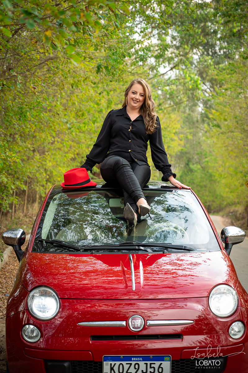 ensaio-fotografico-30-anos-ensaio-fotografico-feminino-em-carro-ensaio-fotografico-no-carro-fiat-500-vermelho-fotos-no-carro-fiat-500-ensaio-feminino-externo-fiat-500-fotos-vela-faisca-ensaio-de-30-anos-fotografa-barbacena-isabela-lobato-fotografia