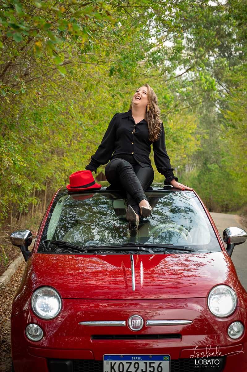 ensaio-fotografico-30-anos-ensaio-fotografico-feminino-em-carro-ensaio-fotografico-no-carro-fiat-500-vermelho-fotos-no-carro-fiat-500-ensaio-feminino-externo-fiat-500-fotos-vela-faisca-ensaio-de-30-anos-fotografa-barbacena-isabela-lobato-fotografia
