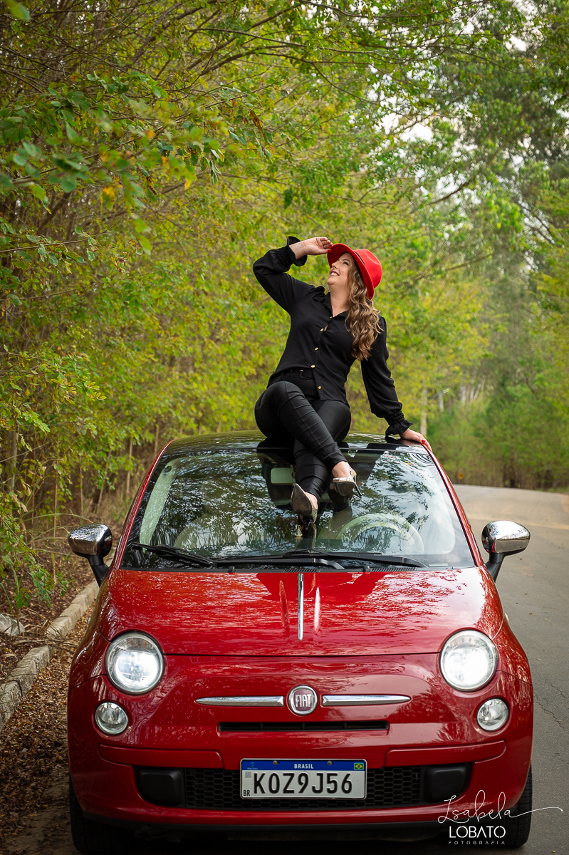 ensaio-fotografico-30-anos-ensaio-fotografico-feminino-em-carro-ensaio-fotografico-no-carro-fiat-500-vermelho-fotos-no-carro-fiat-500-ensaio-feminino-externo-fiat-500-fotos-vela-faisca-ensaio-de-30-anos-fotografa-barbacena-isabela-lobato-fotografia