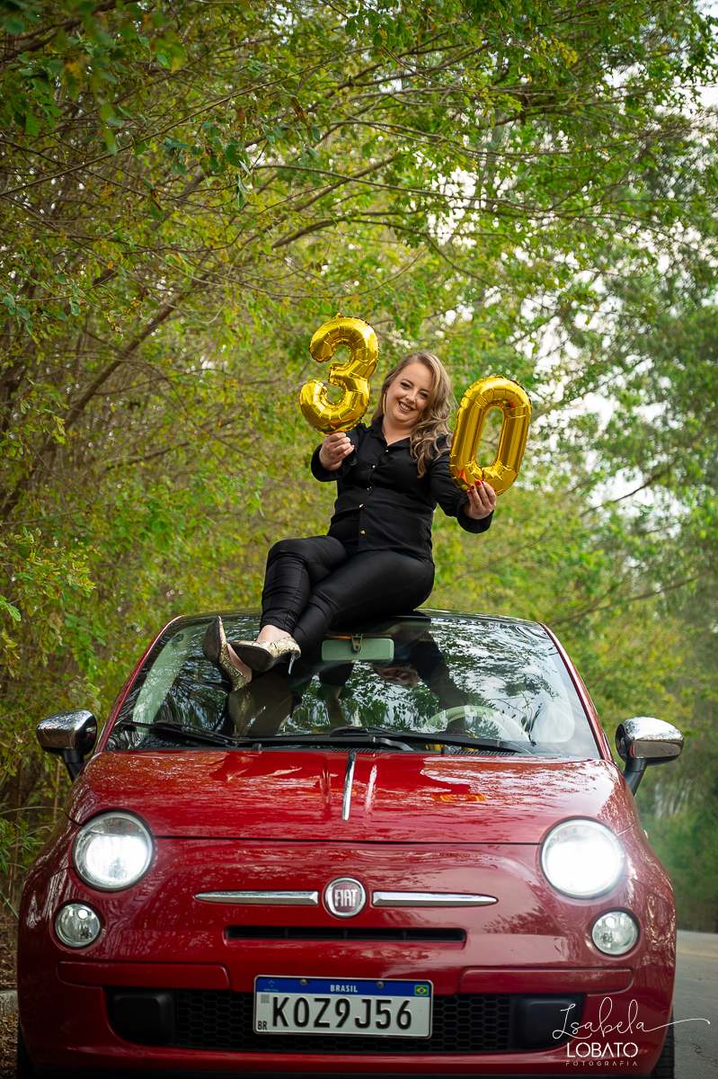 ensaio-fotografico-30-anos-ensaio-fotografico-feminino-em-carro-ensaio-fotografico-no-carro-fiat-500-vermelho-fotos-no-carro-fiat-500-ensaio-feminino-externo-fiat-500-fotos-vela-faisca-ensaio-de-30-anos-fotografa-barbacena-isabela-lobato-fotografia
