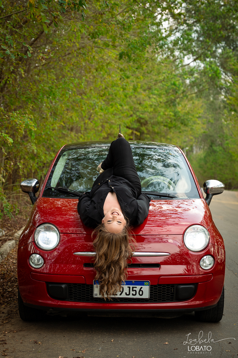 ensaio-fotografico-30-anos-ensaio-fotografico-feminino-em-carro-ensaio-fotografico-no-carro-fiat-500-vermelho-fotos-no-carro-fiat-500-ensaio-feminino-externo-fiat-500-fotos-vela-faisca-ensaio-de-30-anos-fotografa-barbacena-isabela-lobato-fotografia