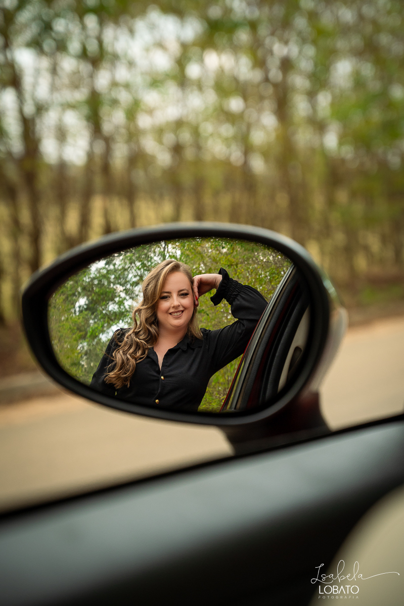 ensaio-fotografico-30-anos-ensaio-fotografico-feminino-em-carro-ensaio-fotografico-no-carro-fiat-500-vermelho-fotos-no-carro-fiat-500-ensaio-feminino-externo-fiat-500-fotos-vela-faisca-ensaio-de-30-anos-fotografa-barbacena-isabela-lobato-fotografia