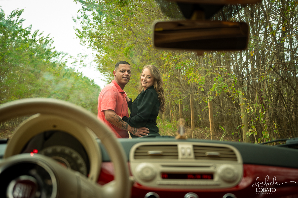 ensaio-fotografico-30-anos-ensaio-fotografico-feminino-em-carro-ensaio-fotografico-no-carro-fiat-500-vermelho-fotos-no-carro-fiat-500-ensaio-feminino-externo-fiat-500-fotos-vela-faisca-ensaio-de-30-anos-fotografa-barbacena-isabela-lobato-fotografia