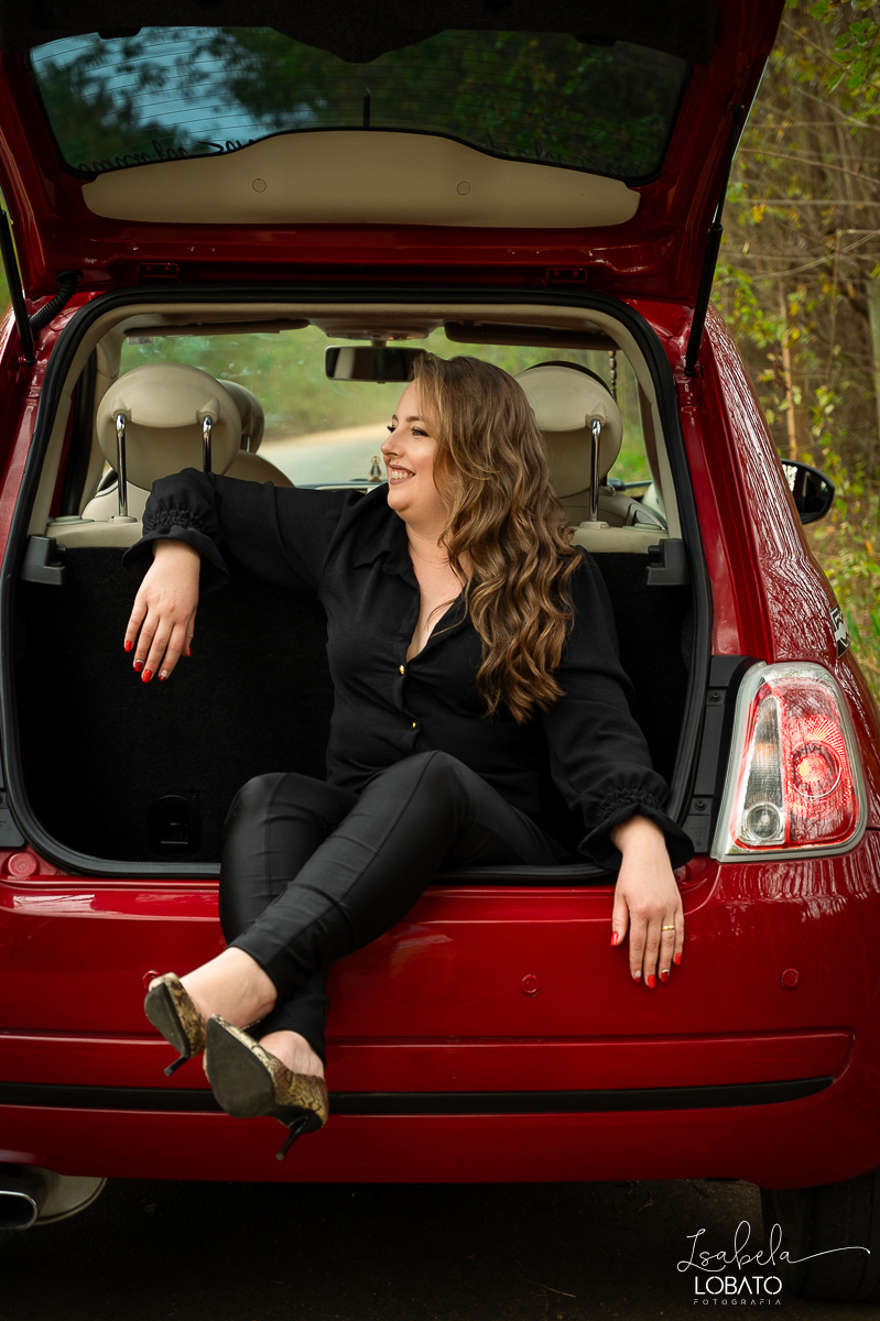 ensaio-fotografico-30-anos-ensaio-fotografico-feminino-em-carro-ensaio-fotografico-no-carro-fiat-500-vermelho-fotos-no-carro-fiat-500-ensaio-feminino-externo-fiat-500-fotos-vela-faisca-ensaio-de-30-anos-fotografa-barbacena-isabela-lobato-fotografia