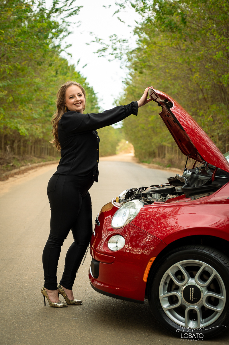 ensaio-fotografico-30-anos-ensaio-fotografico-feminino-em-carro-ensaio-fotografico-no-carro-fiat-500-vermelho-fotos-no-carro-fiat-500-ensaio-feminino-externo-fiat-500-fotos-vela-faisca-ensaio-de-30-anos-fotografa-barbacena-isabela-lobato-fotografia