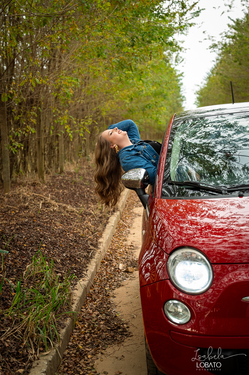 ensaio-fotografico-30-anos-ensaio-fotografico-feminino-em-carro-ensaio-fotografico-no-carro-fiat-500-vermelho-fotos-no-carro-fiat-500-ensaio-feminino-externo-fiat-500-fotos-vela-faisca-ensaio-de-30-anos-fotografa-barbacena-isabela-lobato-fotografia