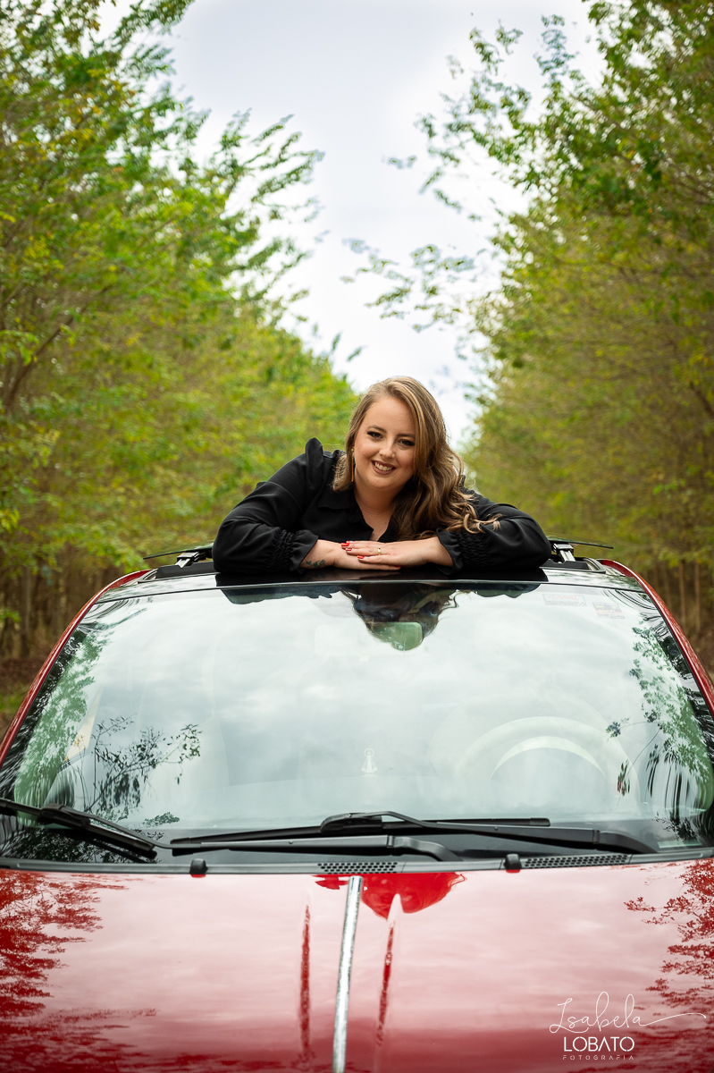 ensaio-fotografico-30-anos-ensaio-fotografico-feminino-em-carro-ensaio-fotografico-no-carro-fiat-500-vermelho-fotos-no-carro-fiat-500-ensaio-feminino-externo-fiat-500-fotos-vela-faisca-ensaio-de-30-anos-fotografa-barbacena-isabela-lobato-fotografia
