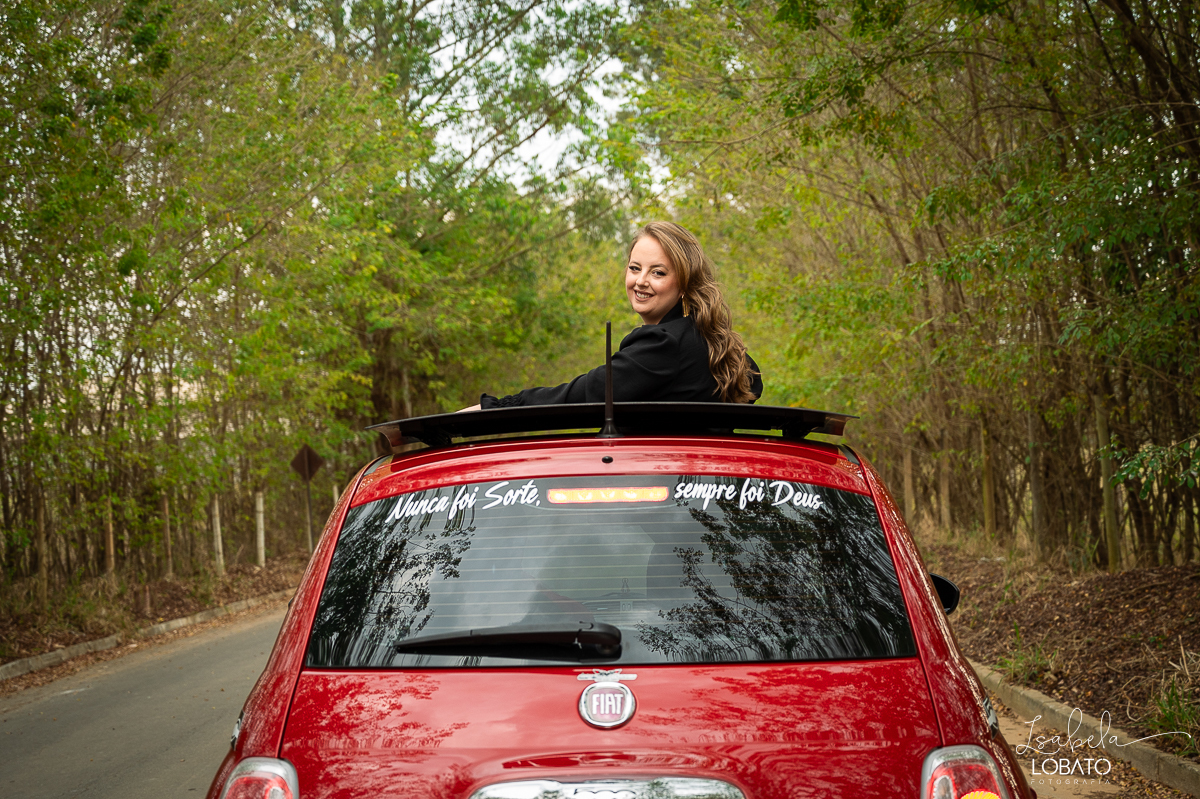 ensaio-fotografico-30-anos-ensaio-fotografico-feminino-em-carro-ensaio-fotografico-no-carro-fiat-500-vermelho-fotos-no-carro-fiat-500-ensaio-feminino-externo-fiat-500-fotos-vela-faisca-ensaio-de-30-anos-fotografa-barbacena-isabela-lobato-fotografia