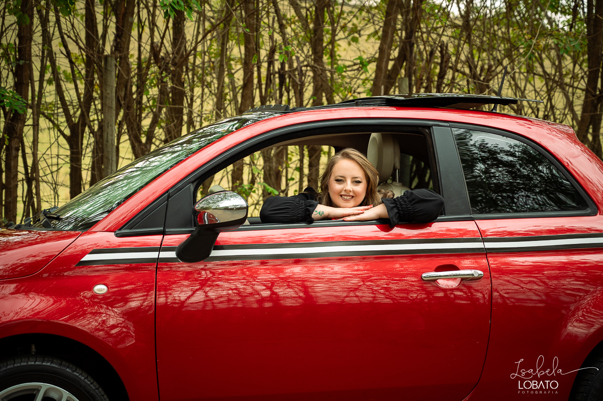 ensaio-fotografico-30-anos-ensaio-fotografico-feminino-em-carro-ensaio-fotografico-no-carro-fiat-500-vermelho-fotos-no-carro-fiat-500-ensaio-feminino-externo-fiat-500-fotos-vela-faisca-ensaio-de-30-anos-fotografa-barbacena-isabela-lobato-fotografia