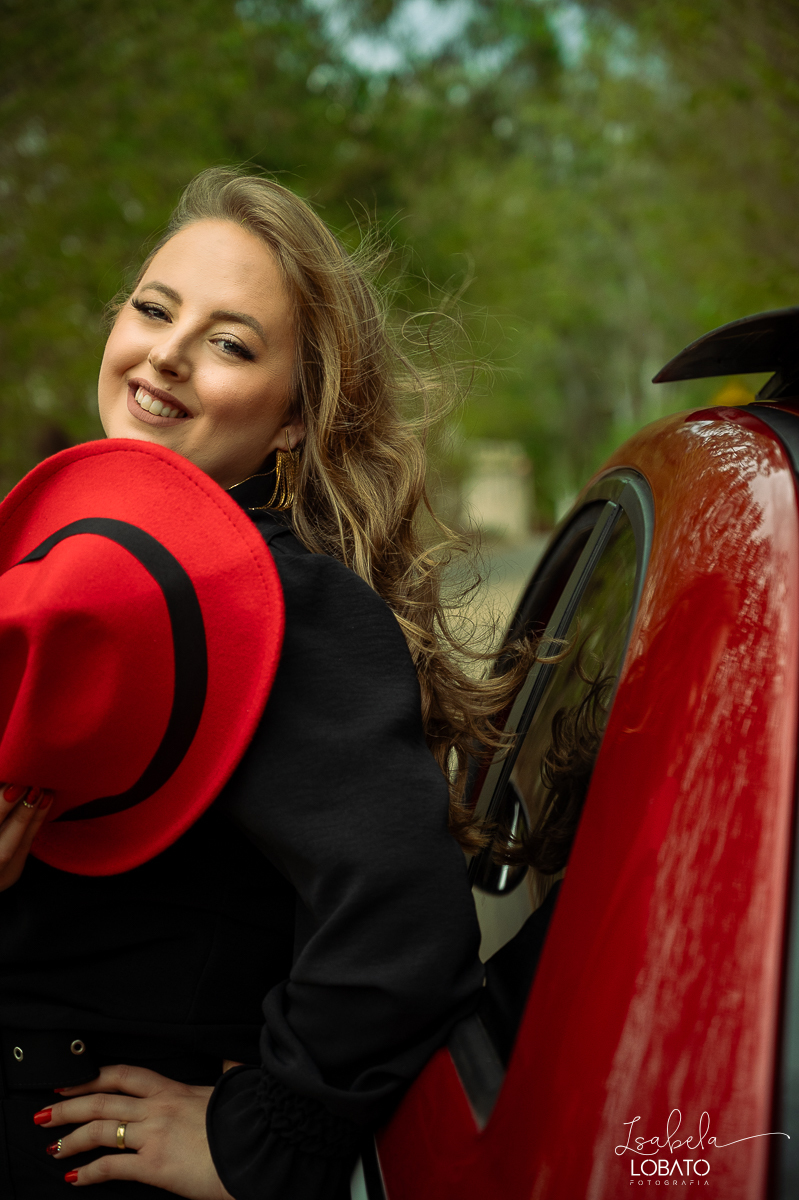 ensaio-fotografico-30-anos-ensaio-fotografico-feminino-em-carro-ensaio-fotografico-no-carro-fiat-500-vermelho-fotos-no-carro-fiat-500-ensaio-feminino-externo-fiat-500-fotos-vela-faisca-ensaio-de-30-anos-fotografa-barbacena-isabela-lobato-fotografia