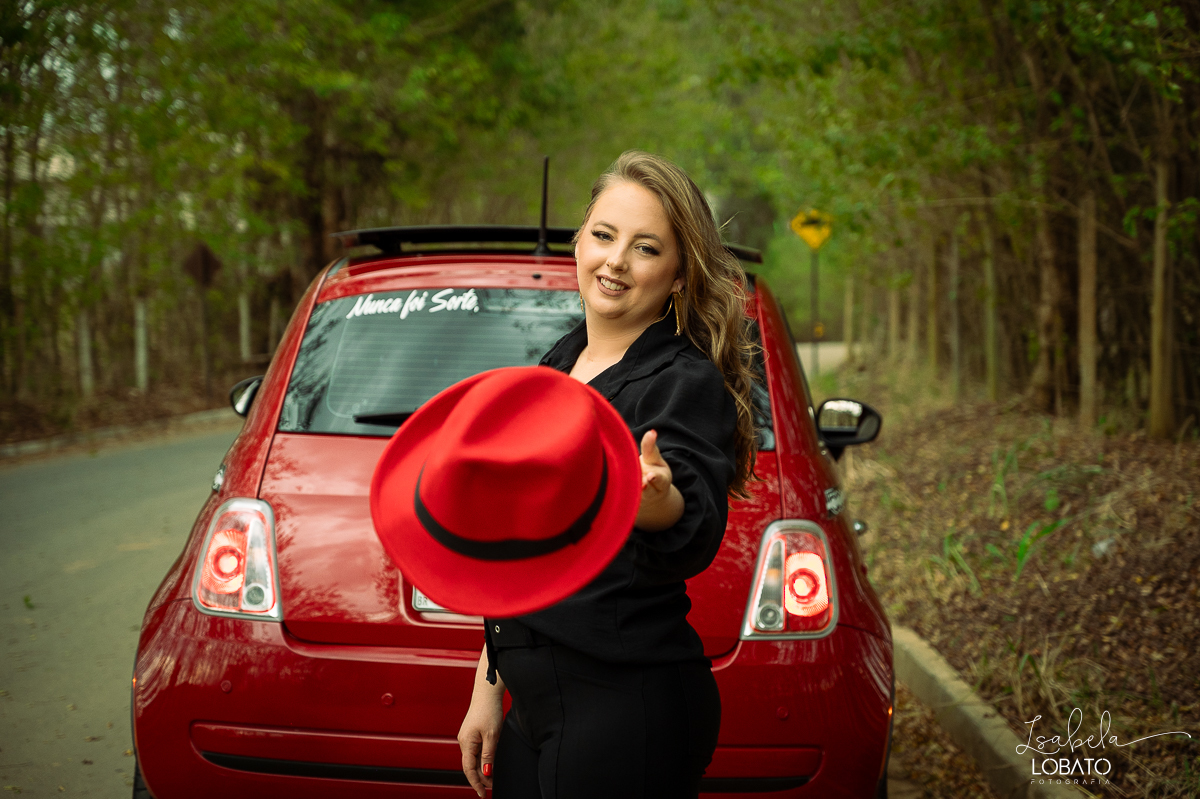 ensaio-fotografico-30-anos-ensaio-fotografico-feminino-em-carro-ensaio-fotografico-no-carro-fiat-500-vermelho-fotos-no-carro-fiat-500-ensaio-feminino-externo-fiat-500-fotos-vela-faisca-ensaio-de-30-anos-fotografa-barbacena-isabela-lobato-fotografia