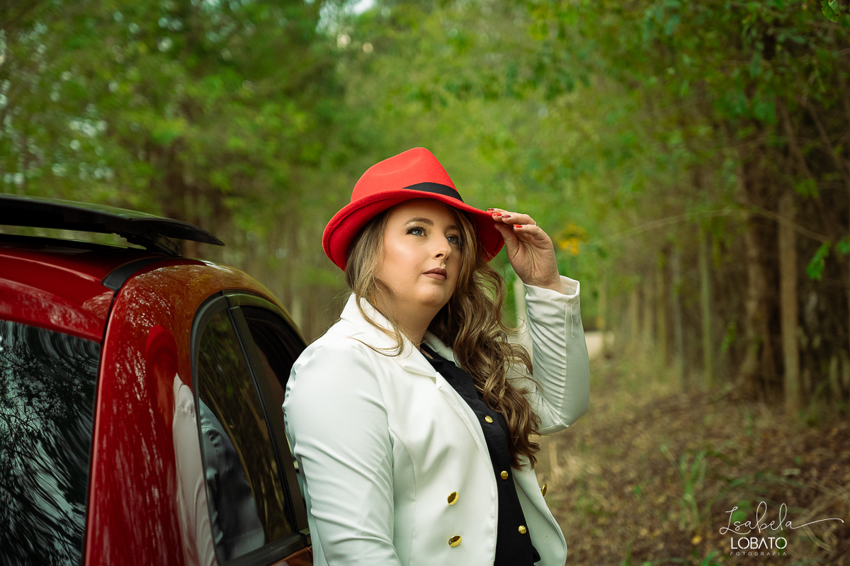 ensaio-fotografico-30-anos-ensaio-fotografico-feminino-em-carro-ensaio-fotografico-no-carro-fiat-500-vermelho-fotos-no-carro-fiat-500-ensaio-feminino-externo-fiat-500-fotos-vela-faisca-ensaio-de-30-anos-fotografa-barbacena-isabela-lobato-fotografia