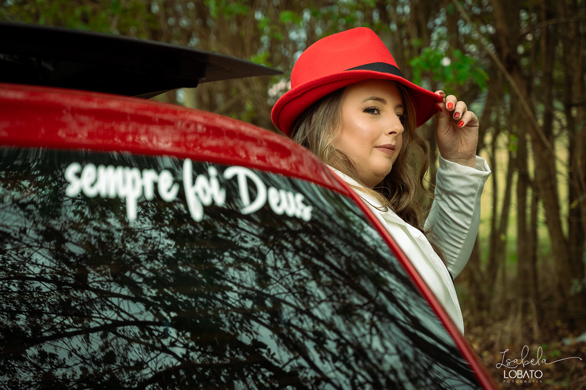 ensaio-fotografico-30-anos-ensaio-fotografico-feminino-em-carro-ensaio-fotografico-no-carro-fiat-500-vermelho-fotos-no-carro-fiat-500-ensaio-feminino-externo-fiat-500-fotos-vela-faisca-ensaio-de-30-anos-fotografa-barbacena-isabela-lobato-fotografia