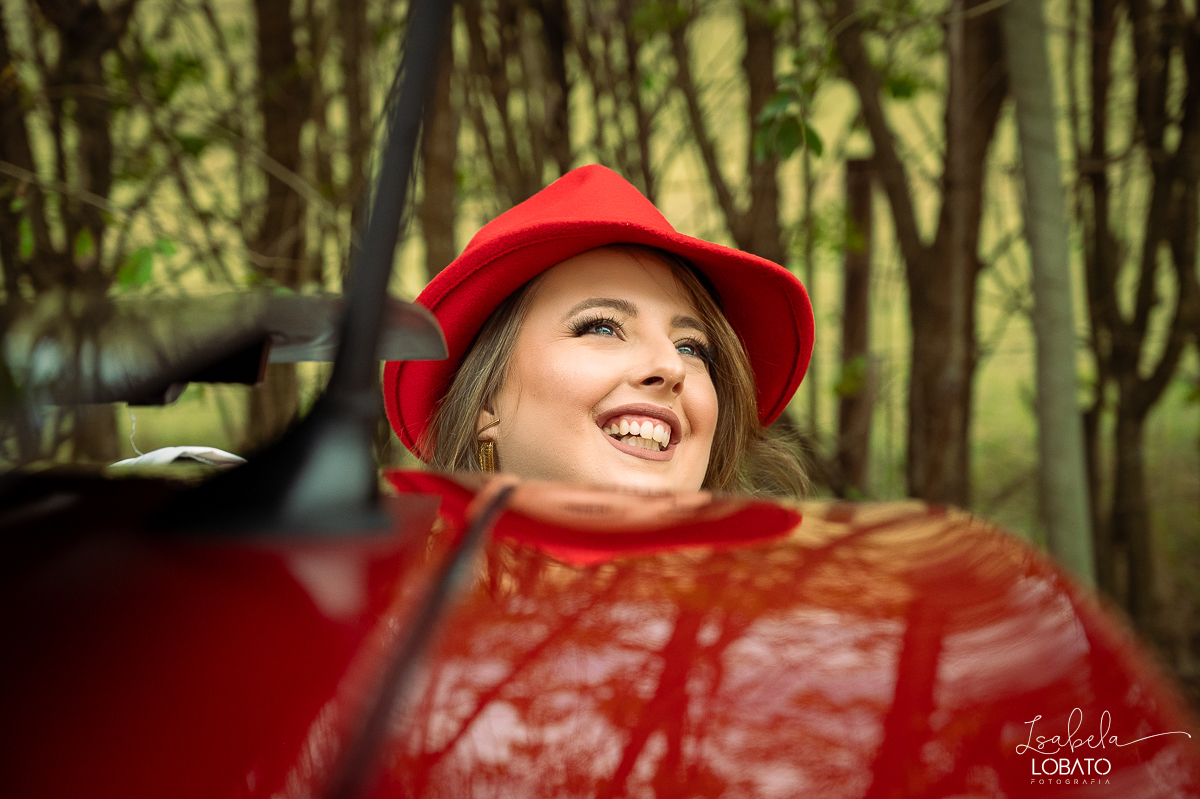 ensaio-fotografico-30-anos-ensaio-fotografico-feminino-em-carro-ensaio-fotografico-no-carro-fiat-500-vermelho-fotos-no-carro-fiat-500-ensaio-feminino-externo-fiat-500-fotos-vela-faisca-ensaio-de-30-anos-fotografa-barbacena-isabela-lobato-fotografia
