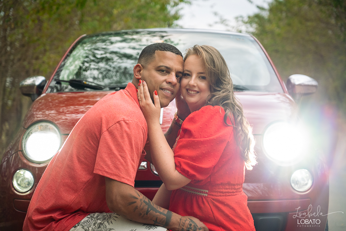 ensaio-fotografico-30-anos-ensaio-fotografico-feminino-em-carro-ensaio-fotografico-no-carro-fiat-500-vermelho-fotos-no-carro-fiat-500-ensaio-feminino-externo-fiat-500-fotos-vela-faisca-ensaio-de-30-anos-fotografa-barbacena-isabela-lobato-fotografia