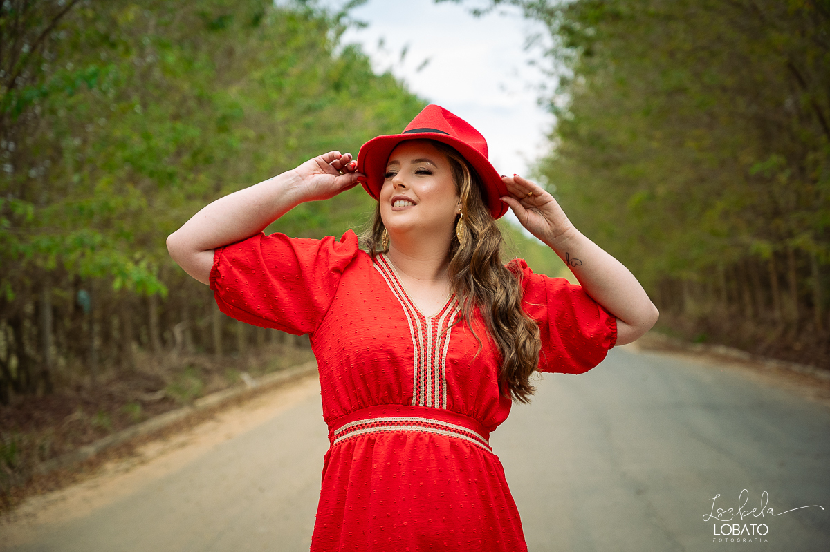 ensaio-fotografico-30-anos-ensaio-fotografico-feminino-em-carro-ensaio-fotografico-no-carro-fiat-500-vermelho-fotos-no-carro-fiat-500-ensaio-feminino-externo-fiat-500-fotos-vela-faisca-ensaio-de-30-anos-fotografa-barbacena-isabela-lobato-fotografia