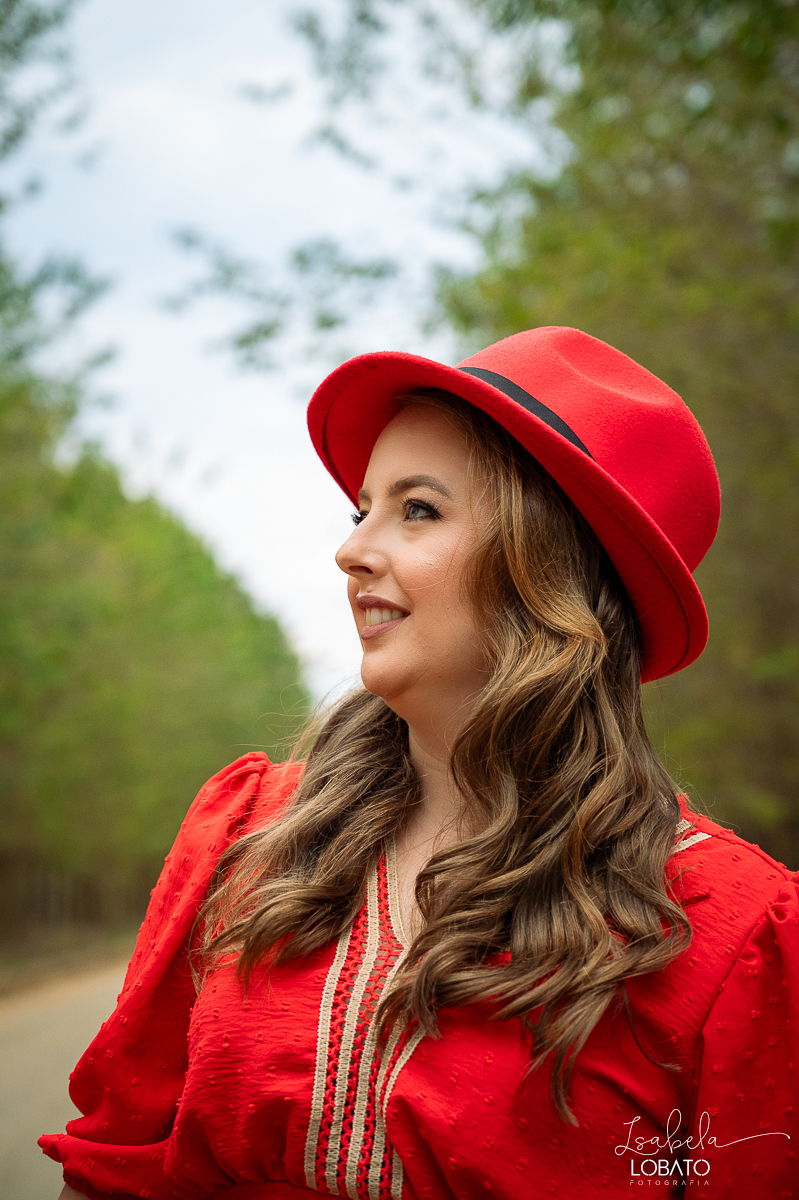 ensaio-fotografico-30-anos-ensaio-fotografico-feminino-em-carro-ensaio-fotografico-no-carro-fiat-500-vermelho-fotos-no-carro-fiat-500-ensaio-feminino-externo-fiat-500-fotos-vela-faisca-ensaio-de-30-anos-fotografa-barbacena-isabela-lobato-fotografia