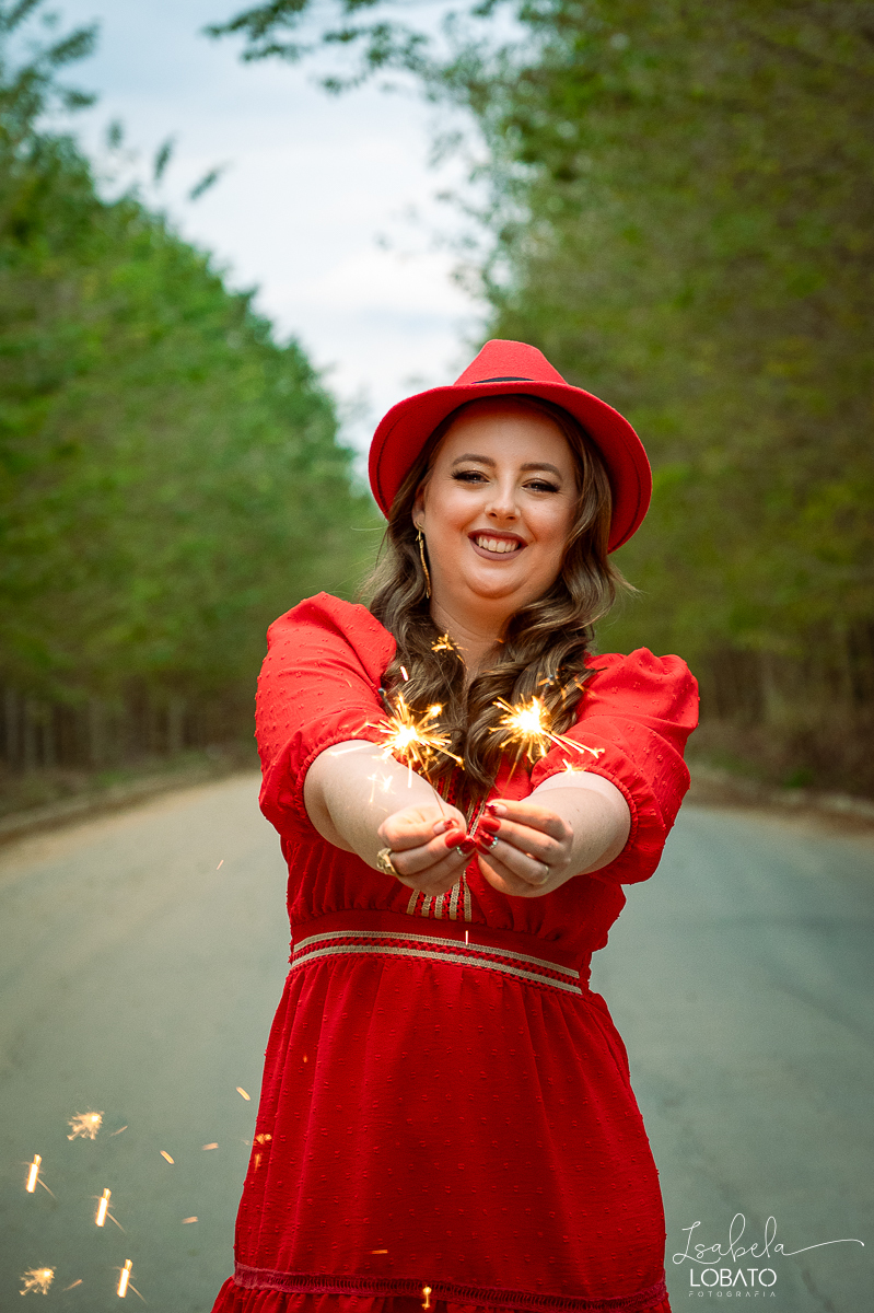 ensaio-fotografico-30-anos-ensaio-fotografico-feminino-em-carro-ensaio-fotografico-no-carro-fiat-500-vermelho-fotos-no-carro-fiat-500-ensaio-feminino-externo-fiat-500-fotos-vela-faisca-ensaio-de-30-anos-fotografa-barbacena-isabela-lobato-fotografia