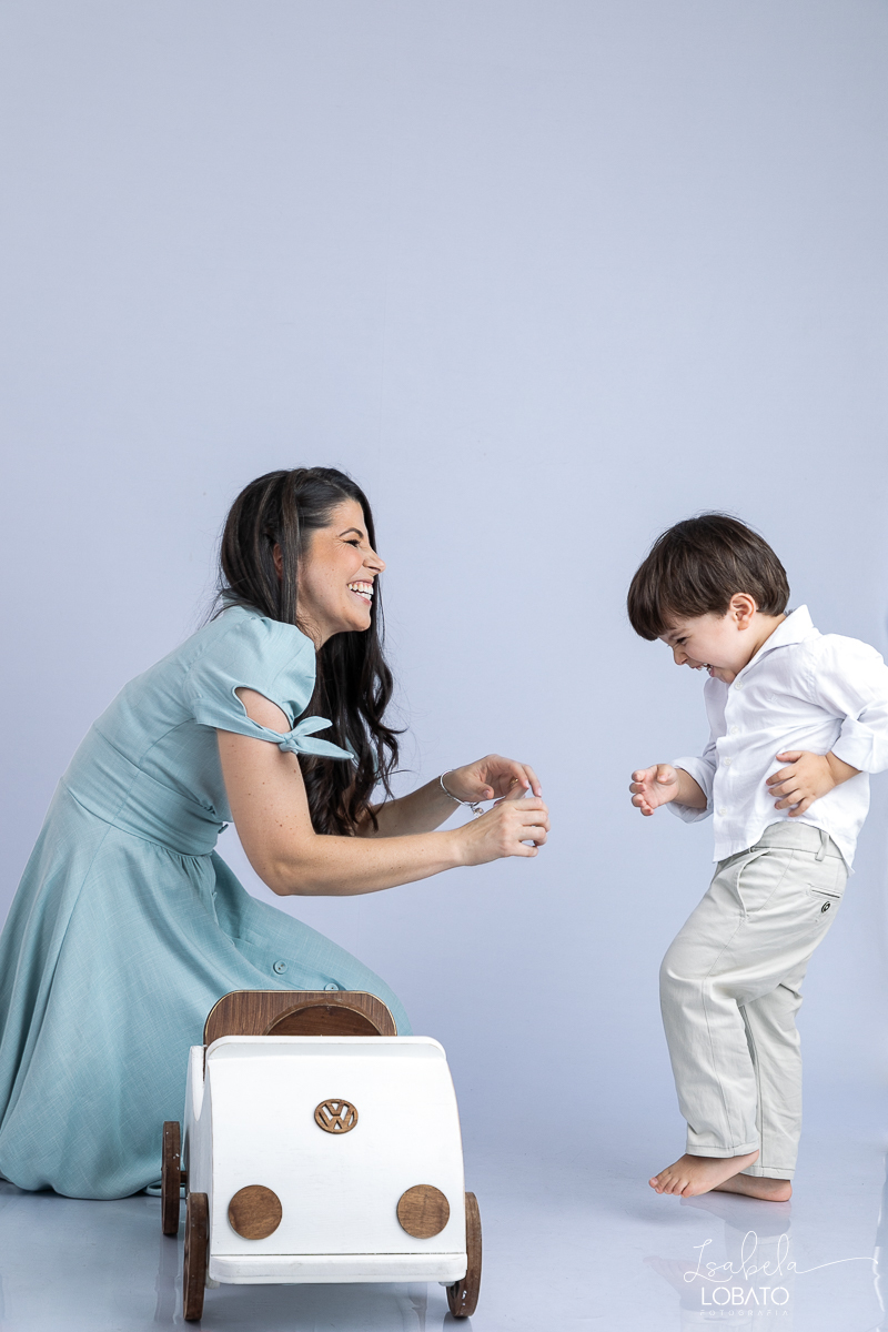 ensaio-fotografico-infantil-em-estudio-fotografia-de-crianca-idea-de-ensaio-fotografico-de-2-anos-ensaio-infantil-fundo-branco-fotografa-infantil-em-barbacena-estudio-isabela-lobato-fotografia