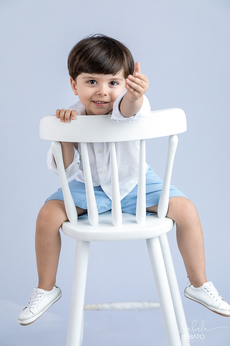 ensaio-fotografico-infantil-em-estudio-fotografia-de-crianca-idea-de-ensaio-fotografico-de-2-anos-ensaio-infantil-fundo-branco-fotografa-infantil-em-barbacena-estudio-isabela-lobato-fotografia