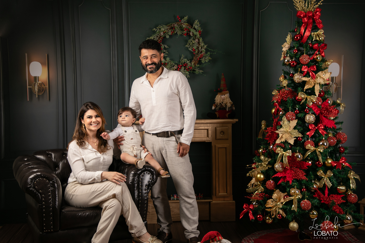 cenario-de-natal-fundo-fotografico-de-natal-retratos-de-natal-arvore-de-natal-tendencias-2023-brinquedos-de-natal-natal-em-familia-ideia-de-cenario-fotografico-de-natal-estudio-fotografico-em-barbacena-ensaio-de-natal-2023-isabela-lobato-fotografia