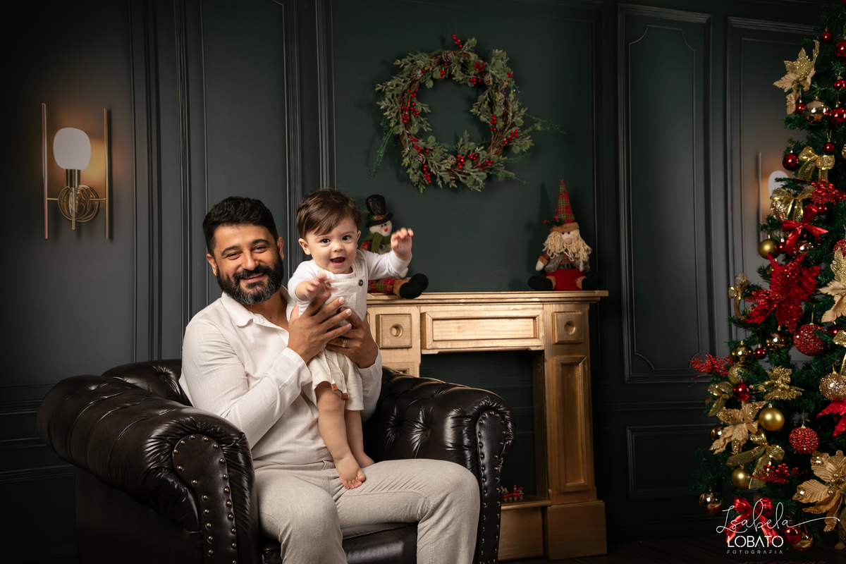 cenario-de-natal-fundo-fotografico-de-natal-retratos-de-natal-arvore-de-natal-tendencias-2023-brinquedos-de-natal-natal-em-familia-ideia-de-cenario-fotografico-de-natal-estudio-fotografico-em-barbacena-ensaio-de-natal-2023-isabela-lobato-fotografia