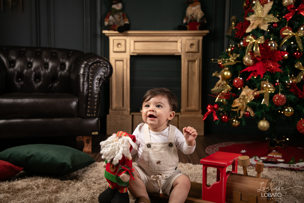 cenario-de-natal-fundo-fotografico-de-natal-retratos-de-natal-arvore-de-natal-tendencias-2023-brinquedos-de-natal-natal-em-familia-ideia-de-cenario-fotografico-de-natal-estudio-fotografico-em-barbacena-ensaio-de-natal-2023-isabela-lobato-fotografia