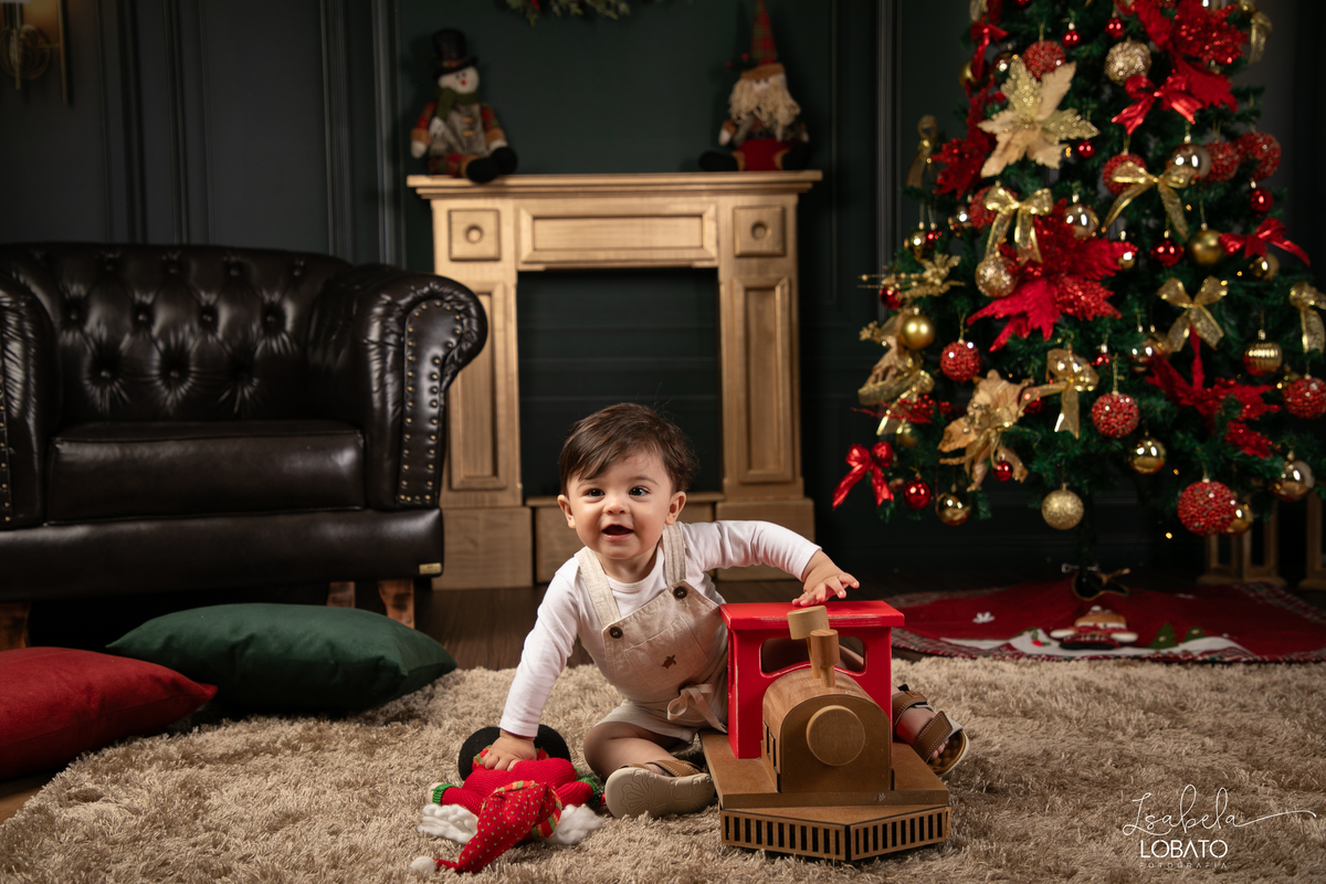 cenario-de-natal-fundo-fotografico-de-natal-retratos-de-natal-arvore-de-natal-tendencias-2023-brinquedos-de-natal-natal-em-familia-ideia-de-cenario-fotografico-de-natal-estudio-fotografico-em-barbacena-ensaio-de-natal-2023-isabela-lobato-fotografia