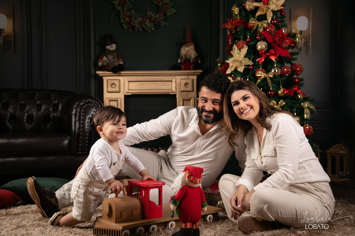 cenario-de-natal-fundo-fotografico-de-natal-retratos-de-natal-arvore-de-natal-tendencias-2023-brinquedos-de-natal-natal-em-familia-ideia-de-cenario-fotografico-de-natal-estudio-fotografico-em-barbacena-ensaio-de-natal-2023-isabela-lobato-fotografia