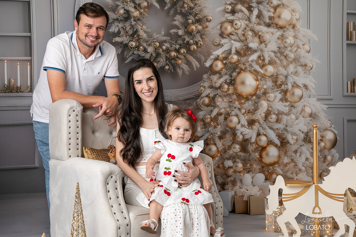 cenario-de-natal-fundo-fotografico-de-natal-retratos-de-natal-arvore-de-natal-tendencias-2023-brinquedos-de-natal-natal-em-familia-ideia-de-cenario-fotografico-de-natal-estudio-fotografico-em-barbacena-ensaio-de-natal-2023-isabela-lobato-fotografia